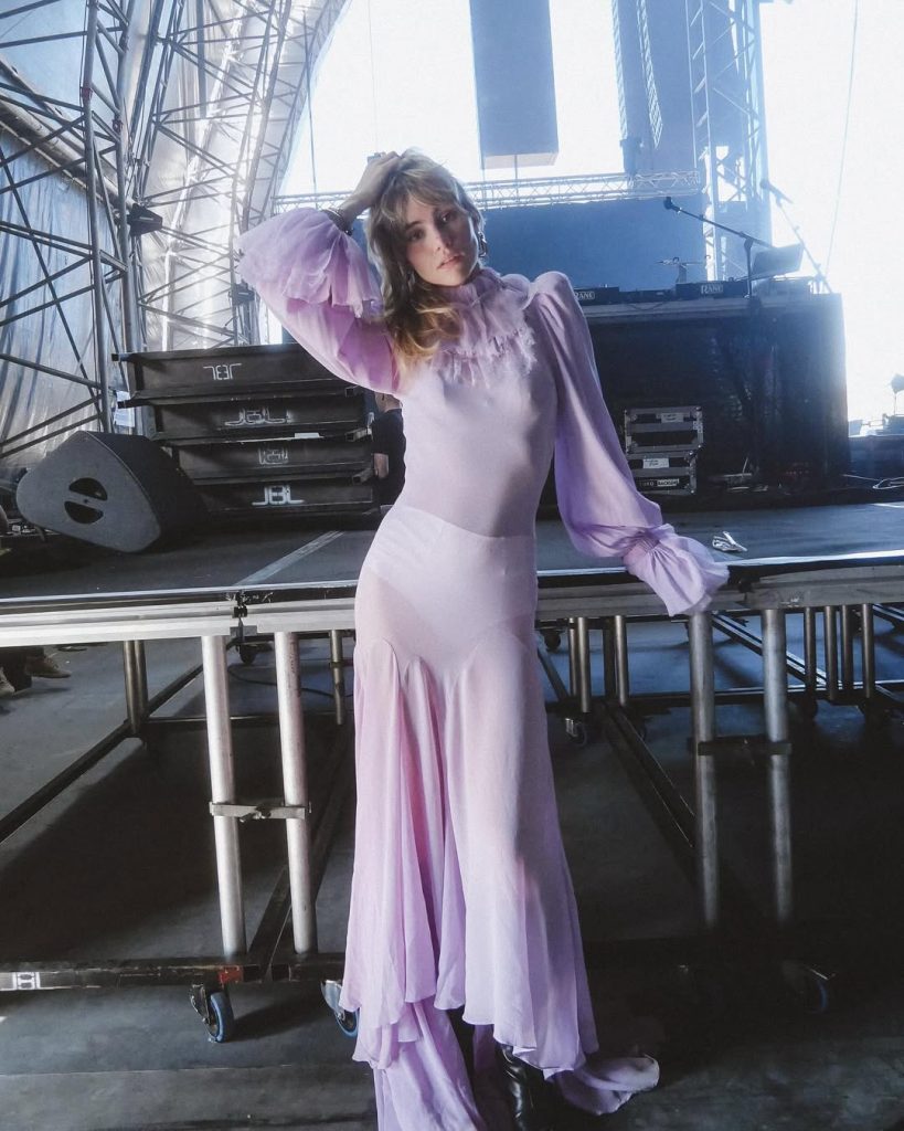 Suki Waterhouse lance la tendance violet
