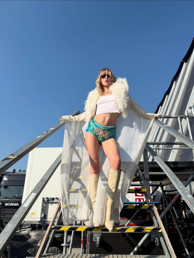 suki waterhouse “europe when” starts now~ thank you frequency see you tomo cabaret vert!!