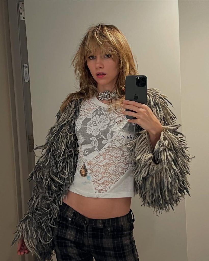 suki-waterhouse-confidences