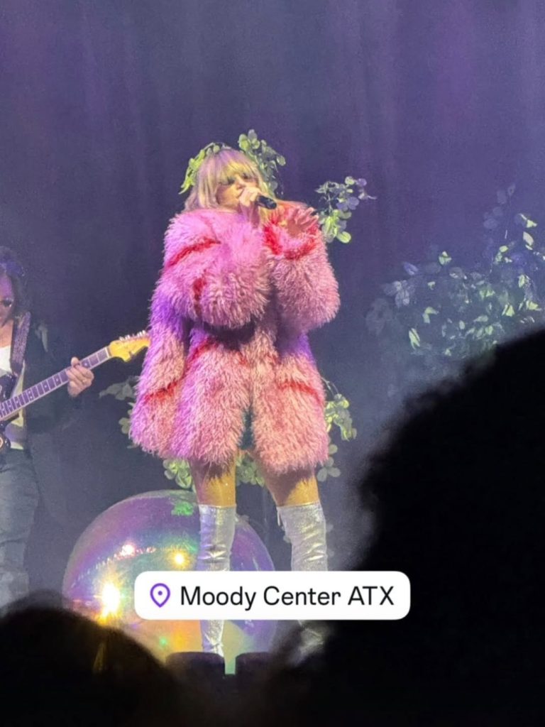 suki-waterhouse-ouvre-pour-laufey-moody-center-austin-21-septembre
