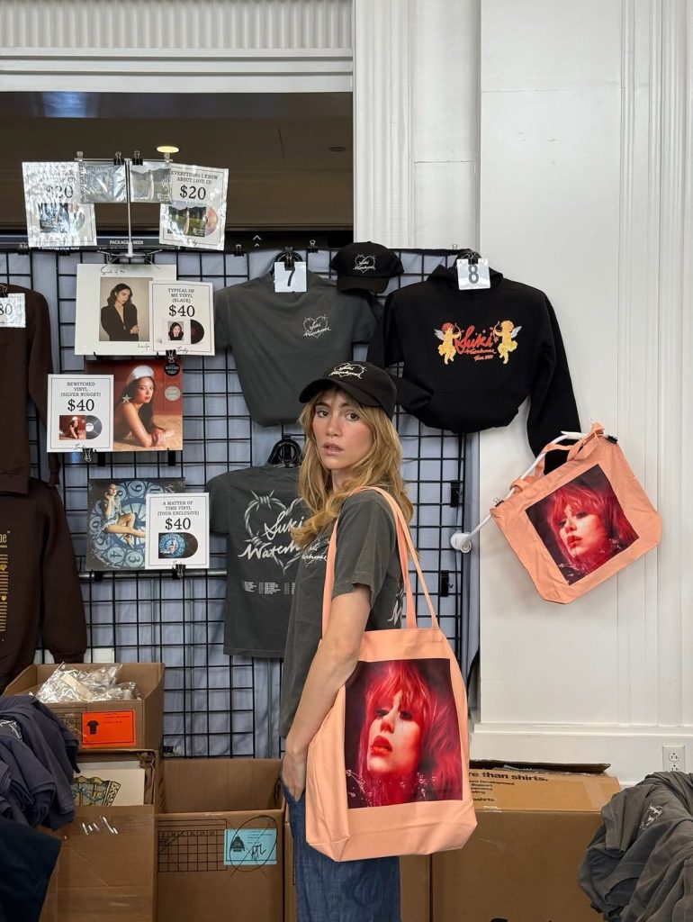 suki-waterhouse-memoir-of-a-sparklemuffin-deluxe
