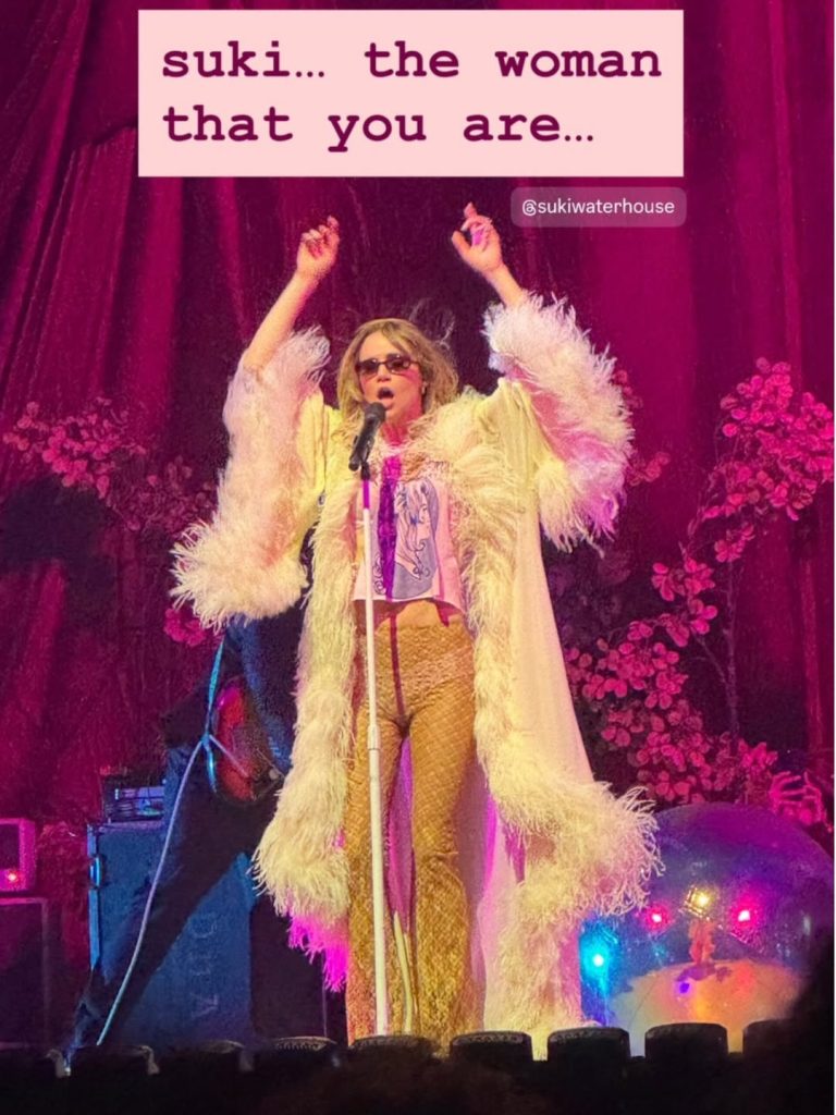 Photos de Suki Waterhouse au Bridgestone Arena, Nashville – 13 octobre