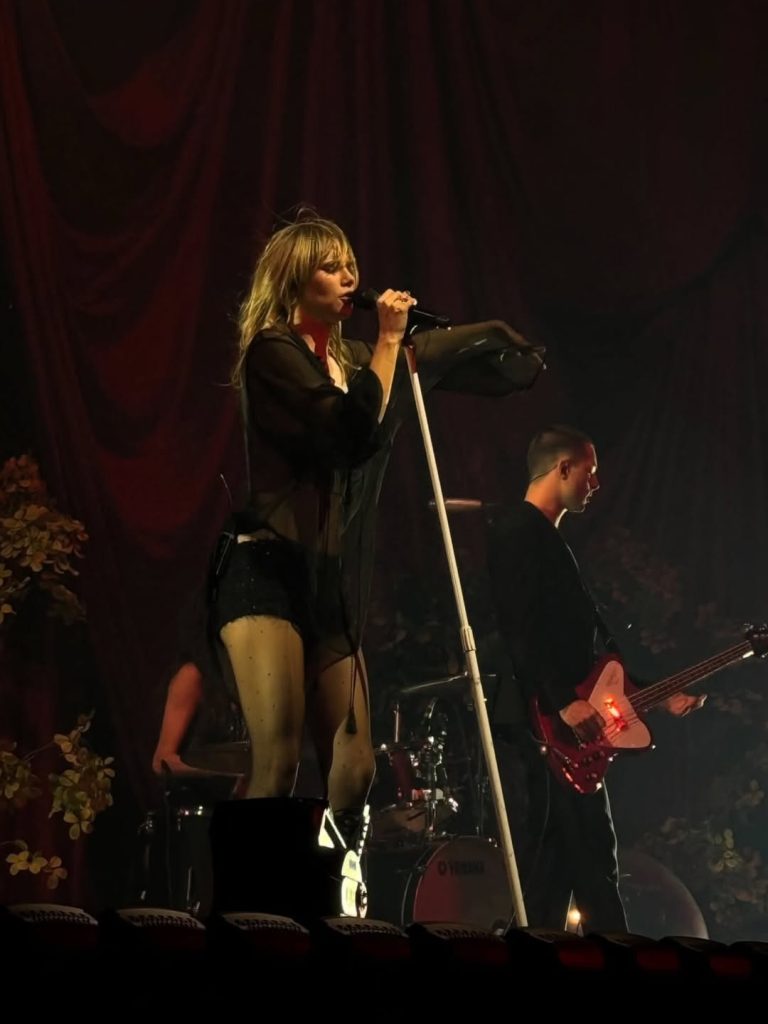 Suki Waterhouse illumine le Climate Pledge Arena à Seattle – 4 octobre