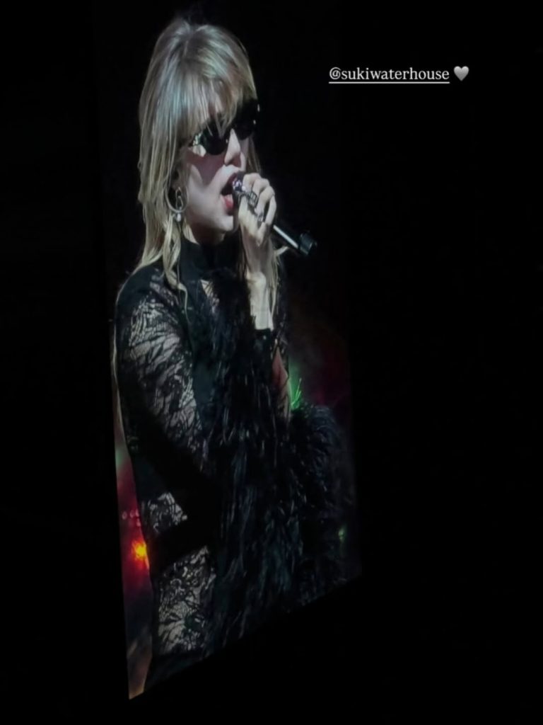 Suki Waterhouse au Rogers Arena de Vancouver le 2 octobre : photos exclusives du concert