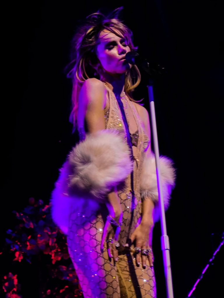 Photos : Suki Waterhouse au Madison Square Garden, New York — 16 octobre